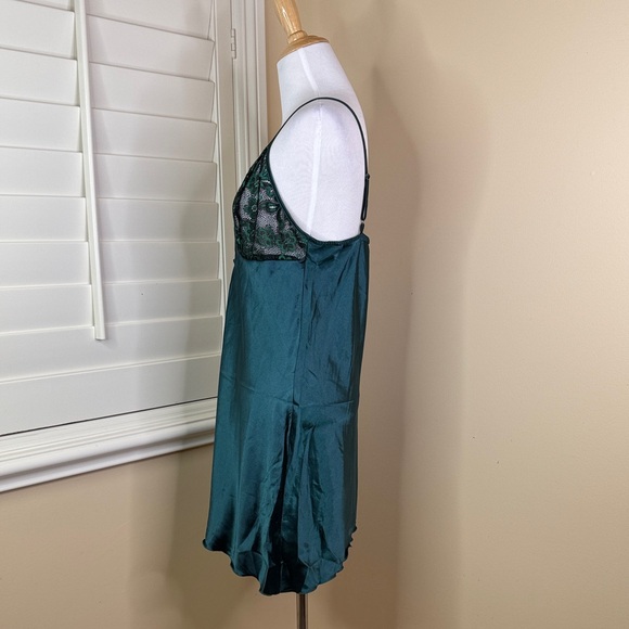 💚 Luxurious Green Lace Chemise - Picture 6 of 10